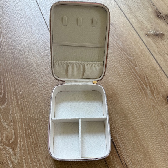 Velvet Accessory Organizer - Picture 3 of 7